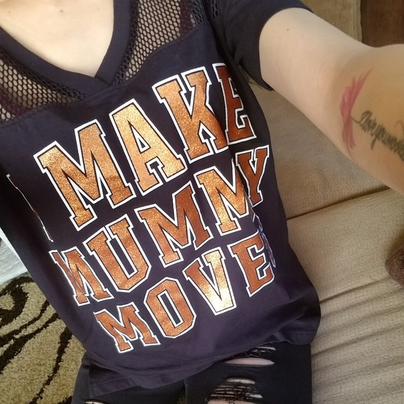 🆕️VS PINK, I Make Mummy Moves Tshirt - Picture 5 of 5